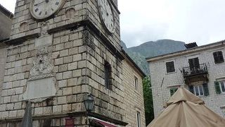 時計塔の下に晒し台