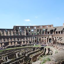 壮大な闘技場と空
