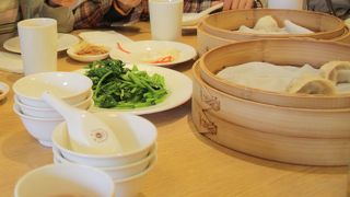 名物小籠包を生姜の千切りとタレで頂きます♪