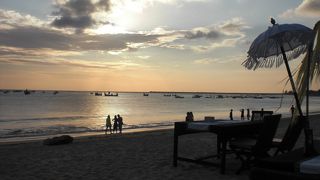 夕陽をバックにデンパサール空港へ着陸しようとする飛行機を見ながらＢＢＱは優雅な気持ちになる