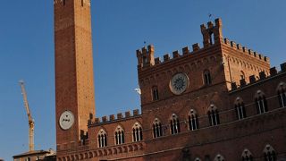 カンポ広場の正面に堂々と建つ市庁舎