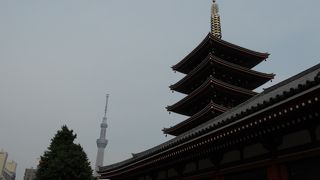 五重塔と東京スカイツリーを一緒に写真に撮れるスポットあり!