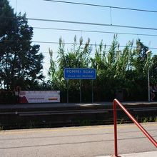 鉄道駅からも徒歩圏内。日陰を選んでゆっくり歩いていこう。