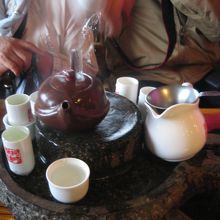 お茶の入れ方を教えてくれながら入れてくれます。