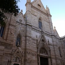 ナポリのドゥオーモ。街のど真ん中に何気なく建つ。