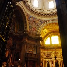 壮麗な内部。光の取り入れ方がうまい！