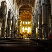 荘厳な感じの礼拝スペース。写真撮っていいのかしら？