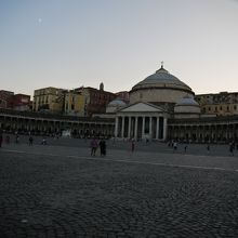 一枚の写真では収まりきれないほど大きな広場。高台にある