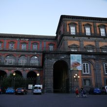 有名なオペラの劇場も隣接。