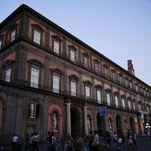 広場に面した王宮。