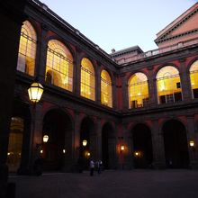 王宮の中庭も、柔らかなライトアップで素敵。