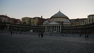 サンタルチア界隈の散歩の終点は、この広場へ。