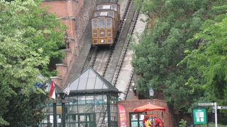 くさり橋を渡ったらケーブルカーにも乗ってください。