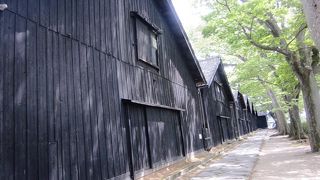 レトロモダンな雰囲気が漂う「山居倉庫」