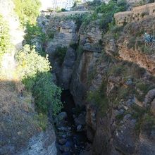 橋からの眺めは迫力満点です