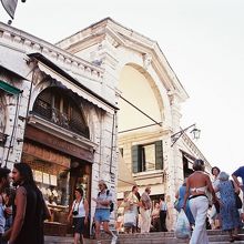 橋の中央は、オープンスペース。行き交う舟を見ることができる