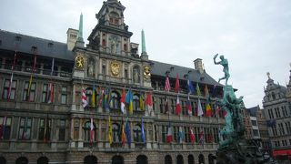 アントワープの観光の中心地で、スヘルデ川沿いには路上駐車場も多い