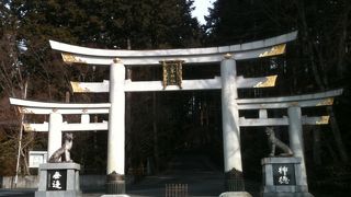カラッと乾いた感じの神社