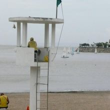 黒沙海灘海水浴場　この時期は泳いでいる人はまばら。