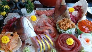 刺し盛りの量がハンパない！漁港が見渡せる眺めも良い食事処