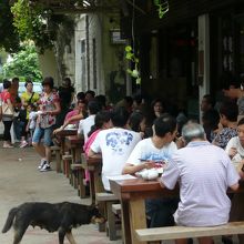ここは地元のお客さんで一杯。