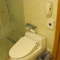 洗浄便座も付いてます。ちょっとスイッチが使いづらいが。