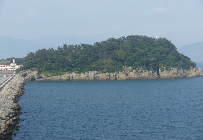 島全体が公園になっていて、遊歩道が整備されている