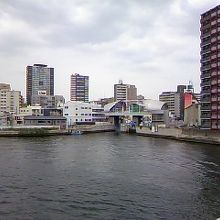 大正橋の上からも遠目に