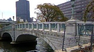 バラ園に架かる愛らしい橋