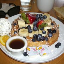 ファンシーなワッフル。生クリームとシロップがついてました。