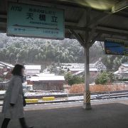 雪のなかの天橋立駅