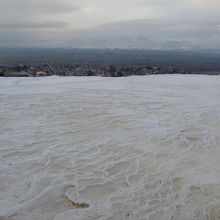パムッカレの街を見下ろす石灰棚