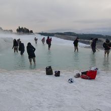 石灰棚を少し歩くと浅い天然プールがあります