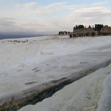 石灰棚を貫く温泉水の流れる溝