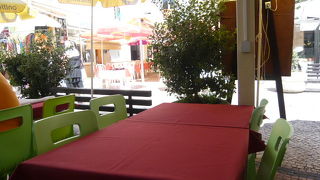 テラス席でワインと魚の煮込み料理を