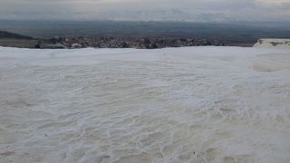 あたり一面白い石灰広場