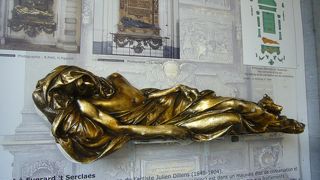 触ると幸せになれる像