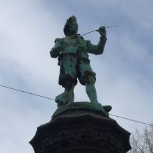 ギルドを表すブロンズ像