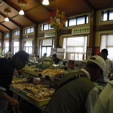 野菜や果物が並ぶ店内