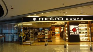 大きな本屋さんがあります。