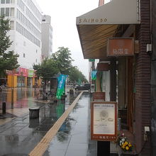 買物公園通り沿いの判りやすい立地です