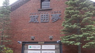 上川倉庫群の風情ある建物が並びます