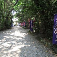 境内へ続く道