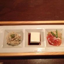 先付3種。左のアサリのポテトサラダが美味しかった。