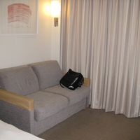 ソファあり。結構ふかふかです。