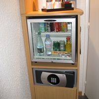 ポットとインスタントコーヒーがあります。