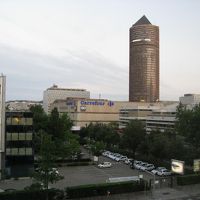 このタワーがあるほうの出口から徒歩2分。