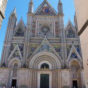 イタリアゴシック建築を代表する教会、オルヴィエートのドゥウォモ