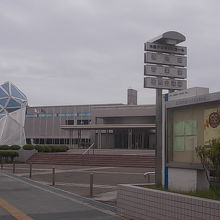 クリスタルホールの外観