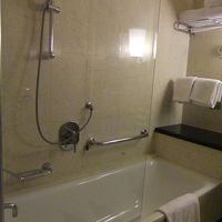 バスはとても広く、ゆったり入れます。シャワーは可動式です。